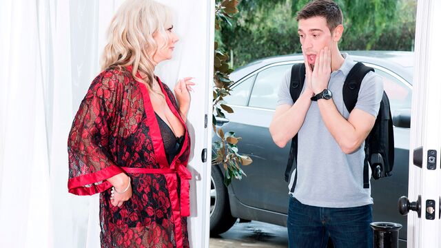 Mature blonde hottie Samantha Jay is enjoying intensive penetration