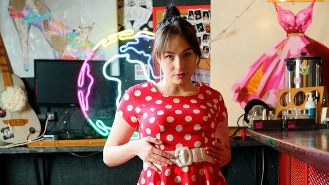 Solo babe Sara Bork rubbing her pussy to make herself cum