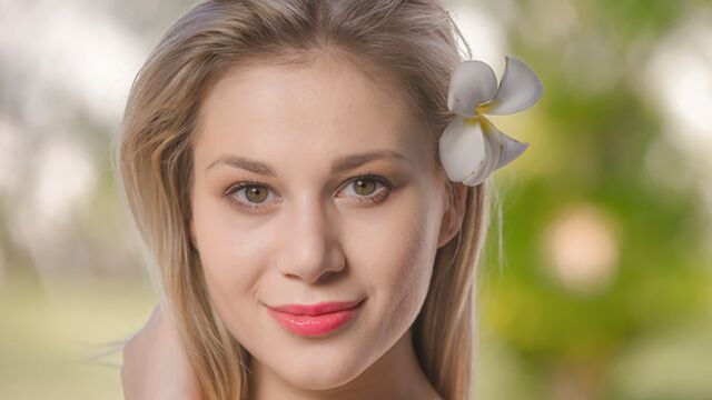 Solo stunner Candy presents her body in a real hot fashion