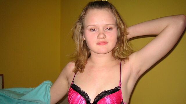 Amateur sex tape scene featuring teenage stunner Carolina