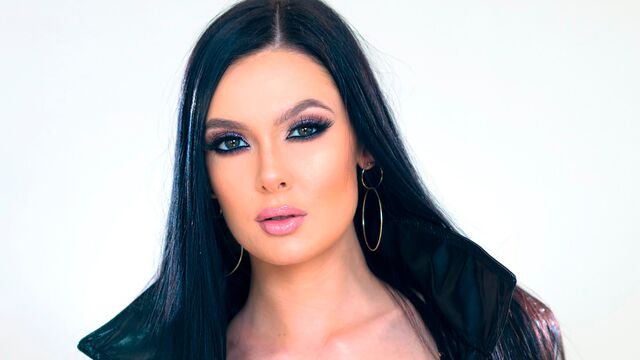 Marley Brinx enjoys double penetration and layers of cum