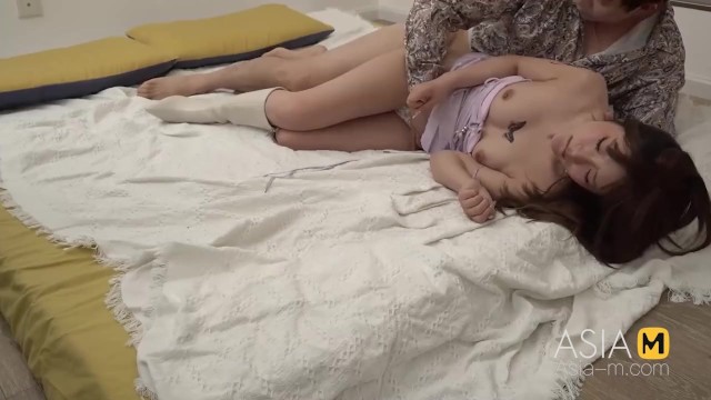 Girl's spooning action