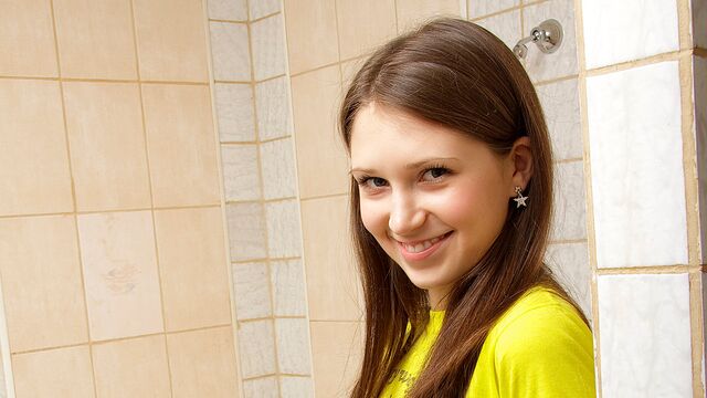 Bathing babe Porsha is ready to pet her amazing cooter here