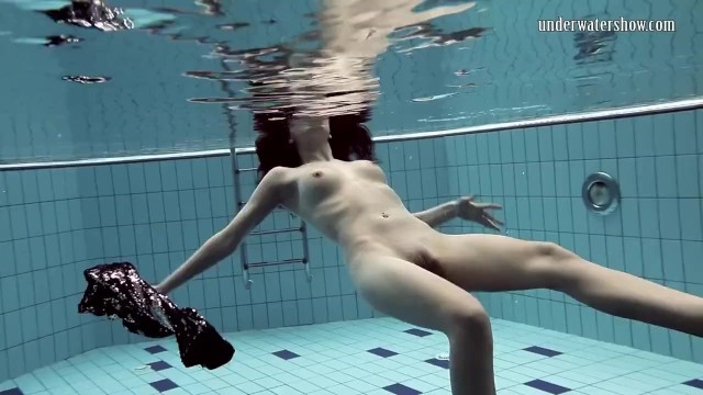 Flattering lass's swimming pool teen video