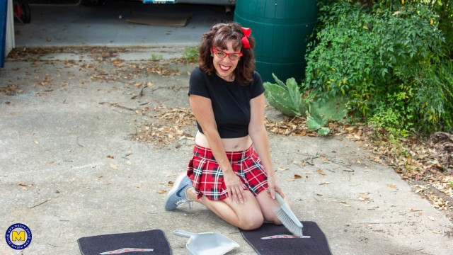 Shaved trailer with cover-girl nympho from Mature NL Solo