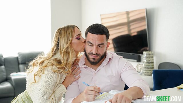 Khloe Kapri shows her magnificent ass on the side