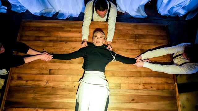 Skinny blonde Emma Starletto and Ophelia Kaan fuck in the bedroom