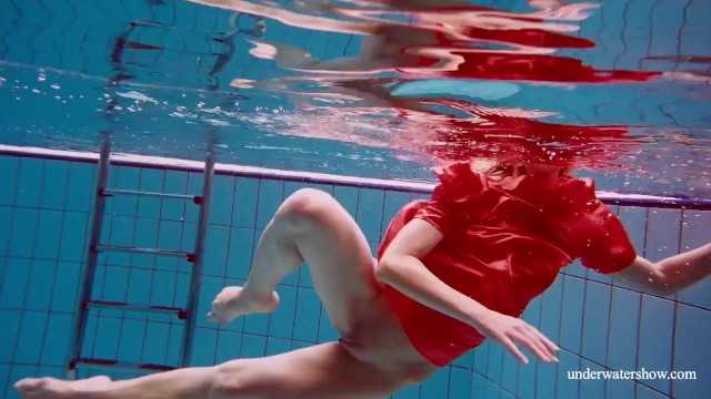 Hottie's underwatershow sex by Underwater Show