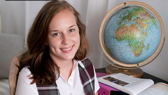 Beautiful soloing angel Charli Maverick plays with her wet snatch