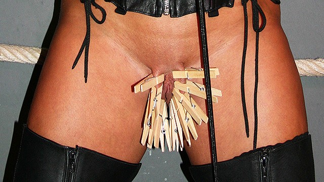 Watch modest femme's scene