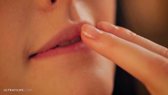 Aesthetic angel Amelia Riven plays with her wet crack