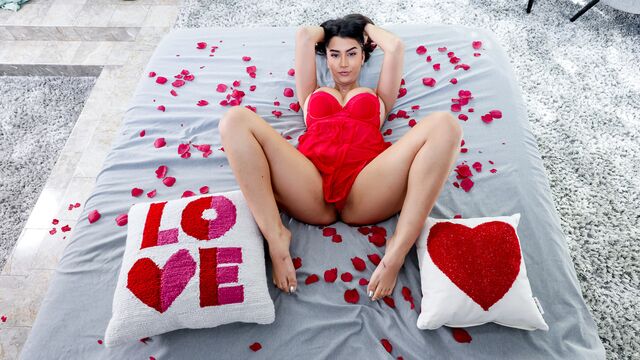 Bitchy brunette Roxie Sinner gets penetrated by big loaded dick