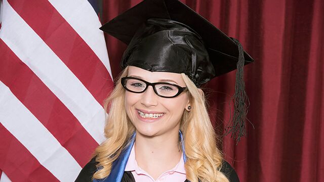 Good blonde babe Aubrey Gold likes playing in solo style