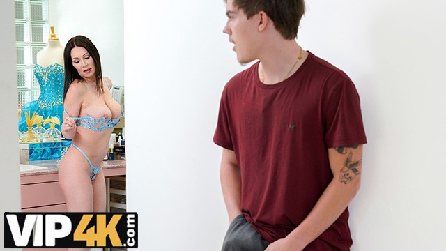 Watch cute Rayveness's trailer