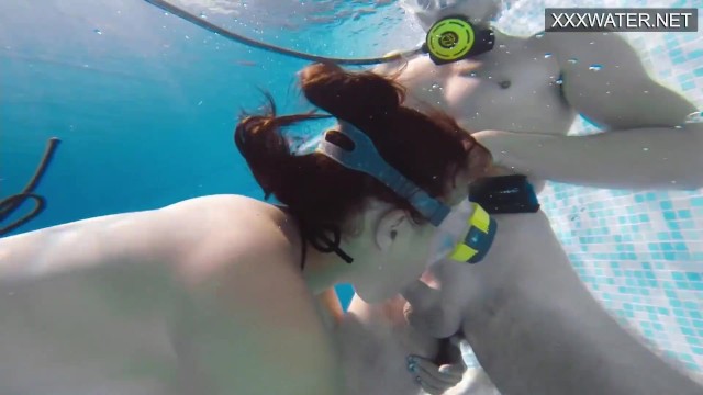Natural femme - pool tits video - Underwater Show