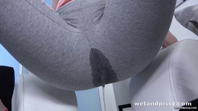 Awesome lesbian urine play with Amanda Estela and Ashley Ocean