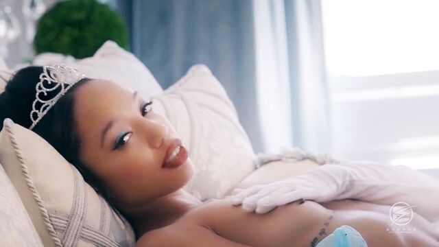 The first-class chick ebony Alexis Tae shows her nice shape