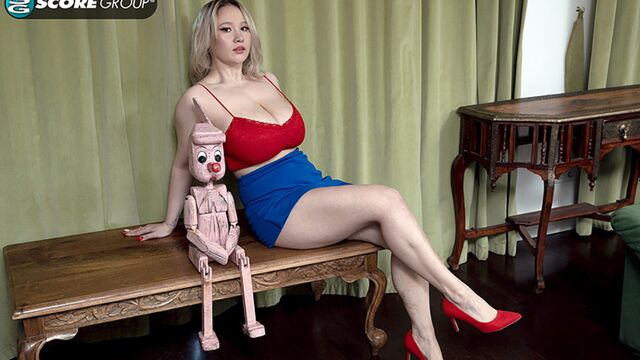 Awesome chick Katie Rose knows how to posing fully naked