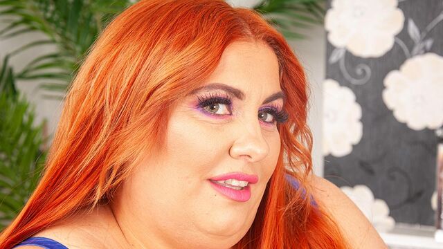 Lustful redhead Hannah Symonds knows how to play in solo