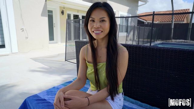 Rough outdoor sex with a miniature Asian hottie Evie Ling