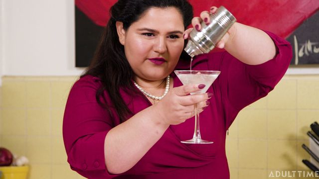 Soloing BBW brunette Karla Lane is fucking with her toys