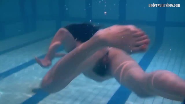 Easy-on-the-eyes hottie's underwater teen sex