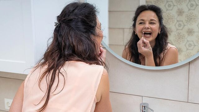 Cutie brunette Anette Harper nicely plays with her hungry crack