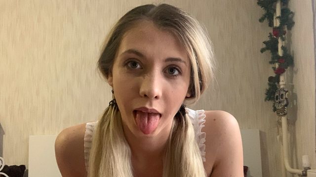 Soloing innocent teen Stefanie Moon knows how to play with her crack