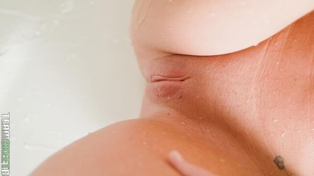 Impressive chick Amanda Evans is having fun with her shaved pussy