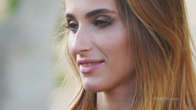 Great-looking angel Cara Mell is posing under the baking sun