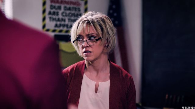 Sensual blonde hottie Dee Williams is getting multiple loads of sperm