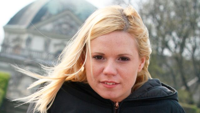 Astonishing blonde model Yasmin Gold knows how to give a blowjob