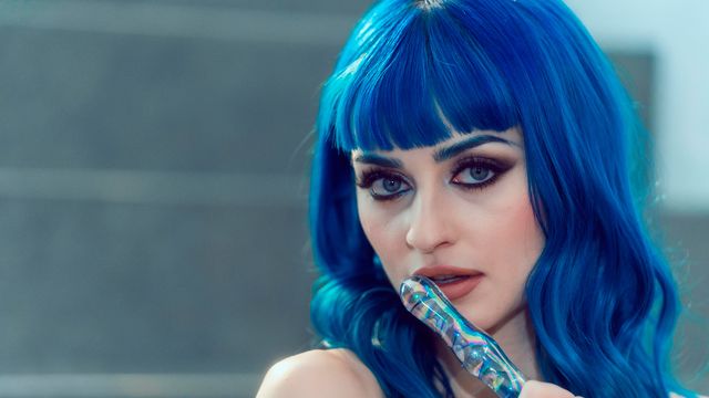 Astonishing big-boobed blonde Jewelz Blu shows off her wet pussy