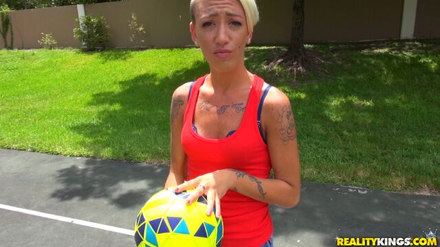 Sex in the toilet with a shoer-haired babe Charlie Nash