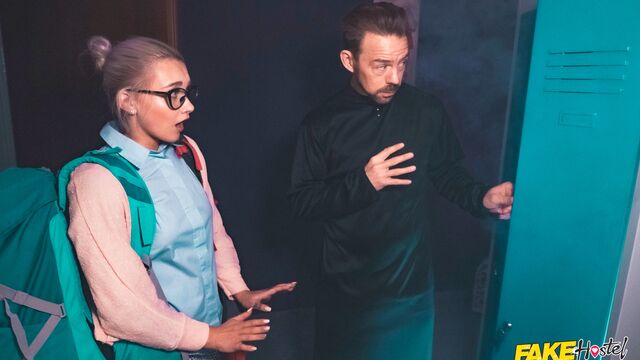 Fake masseur screwed a glamorous blonde Marilyn Sugar for free