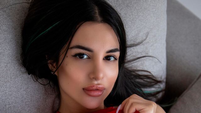 Sex-loving glamorous model EvaQ demonstrates her elegant curves