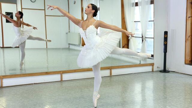 Brunette wife with round ass Betzz screwed by massive penis