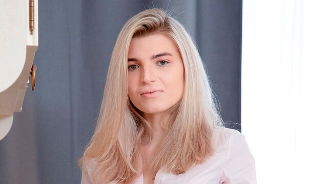 Wanderlust and lust in a scene with young blonde Monroe Fox