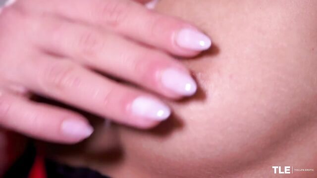 Great-looking angel Sarah Kay is having fun with her tight hole