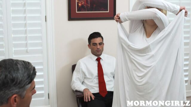 Soloing girlfriend Trillium stimulates her accurate wet pussy