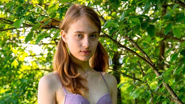 Very cute hottie Flika Luchik knows how to play with her crack