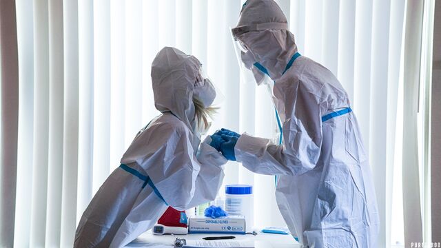 Sweetheart Lola Fae fucked in the missionary pose as she likes