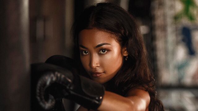 Beautiful lady ErzaQ demonstrates her impressive body on the cam