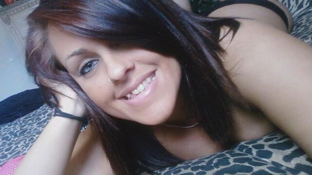 Alluring chick Roxy knows how to have fun with her dildo