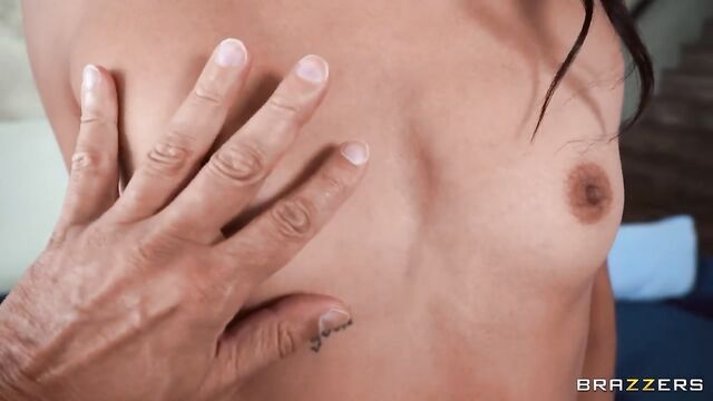 High-heeled doll Alexis Tae gets nicely impaled by a pretty big dick