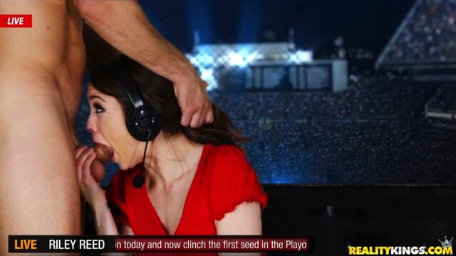 Sensual small-tit hottie Riley Reid jumps on a pretty big boner