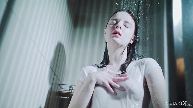 Soloing hottie Sienna is having fun with her hungry crack