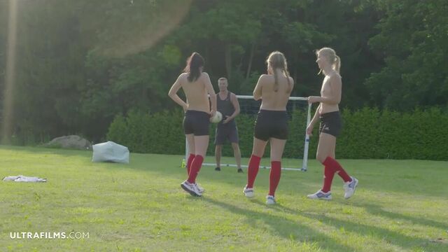 Cassie Fire, Sofi Goldfinger and Violette are getting pleasure