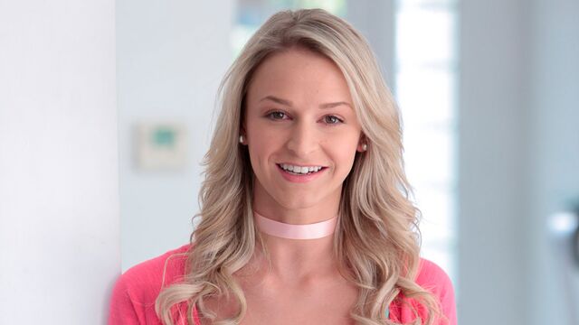 Inked hottie Emma Hix is enjoying intensive dick-riding