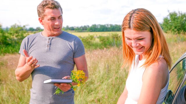 Gorgeous hottie Vanessa Vanilla is having fun with a large dick